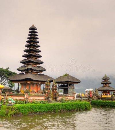 pura-ulun-danu-bratan-templo-hindú-en-el-lago-bratan-bali-indonesia-89205068